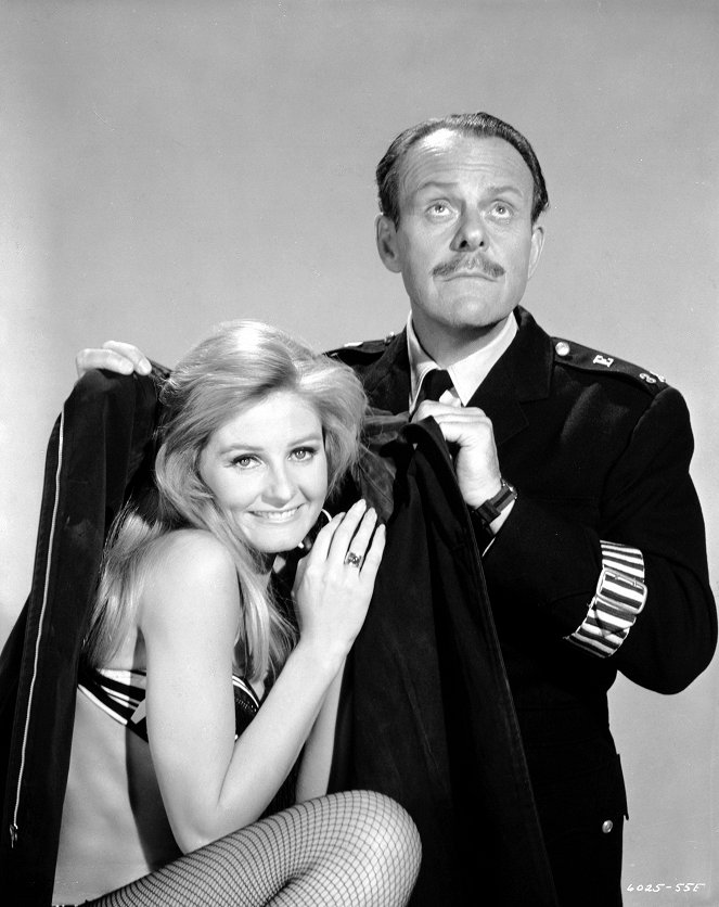 Karate Killers - Promokuvat - Jill Ireland, Terry-Thomas