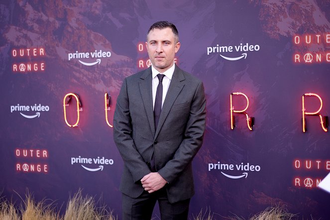 Za hranicí - Z akcí - Prime Video Red Carpet Premiere For New Western Series "Outer Range" at Harmony Gold on April 07, 2022 in Los Angeles, California - Brian Watkins