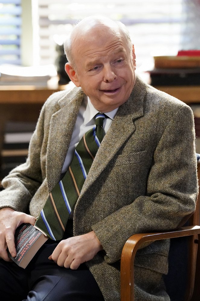 Young Sheldon - Babies, Lies and a Resplendent Cannoli - Photos - Wallace Shawn