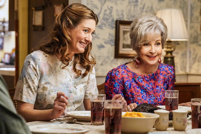 Young Sheldon - A God-Fearin' Baptist and a Hot Trophy Husband - Photos - Zoe Perry, Annie Potts