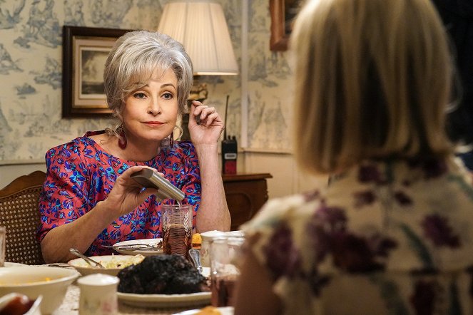 Young Sheldon - A God-Fearin' Baptist and a Hot Trophy Husband - Photos - Annie Potts