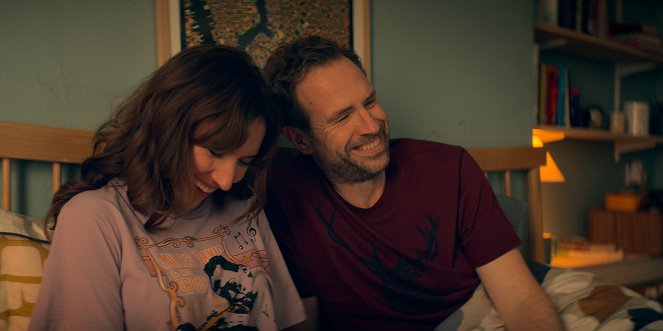 Trying - Pick a Side - Do filme - Esther Smith, Rafe Spall