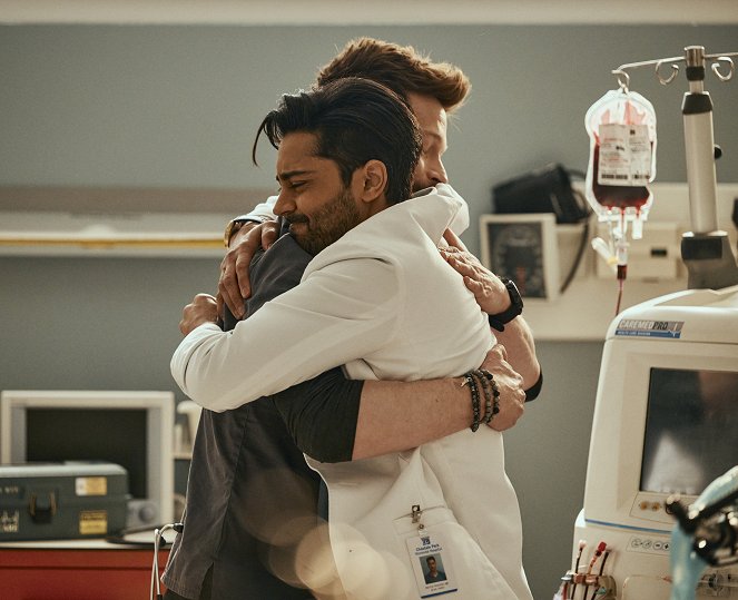 The Resident - In for a Penny - Photos - Manish Dayal, Matt Czuchry