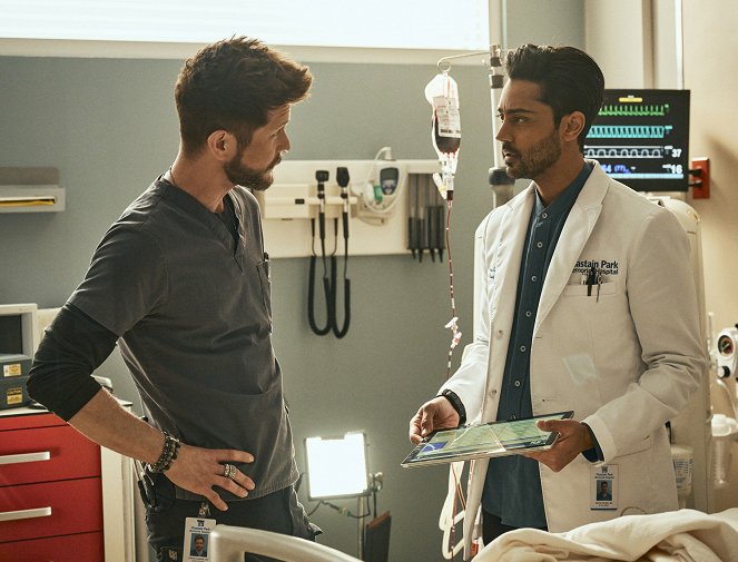 The Resident - In for a Penny - Do filme - Matt Czuchry, Manish Dayal