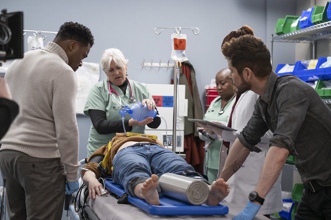 The Resident - Saut dans le vide - Tournage - Malcolm-Jamal Warner, Denitra Isler, Matt Czuchry