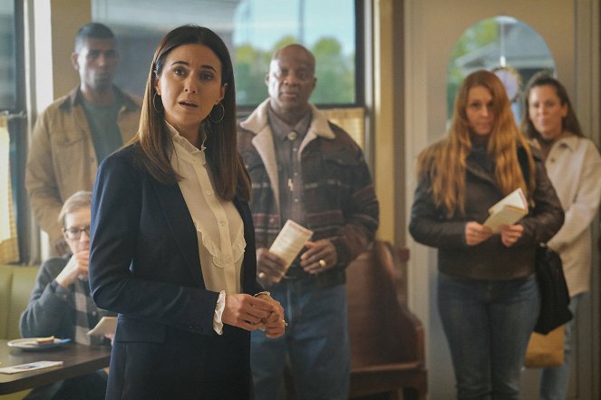 Superman and Lois - Season 2 - The Thing in the Mines - Photos - Emmanuelle Chriqui