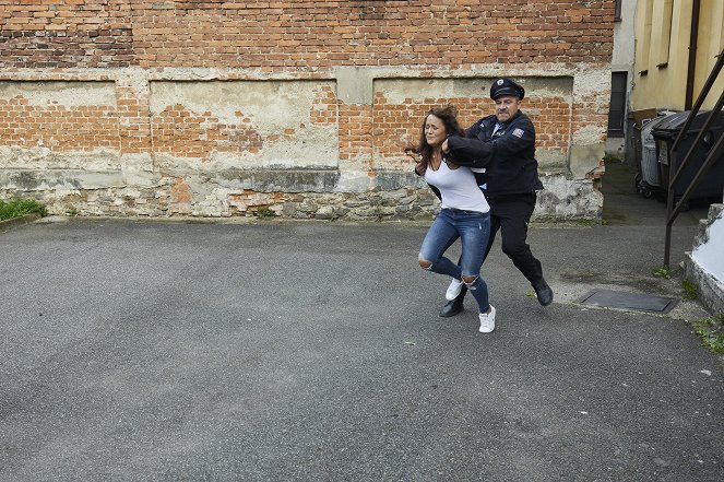 Policie Modrava - Žena se širokým srdcem - Z filmu - Tereza Bílková, Michal Holán