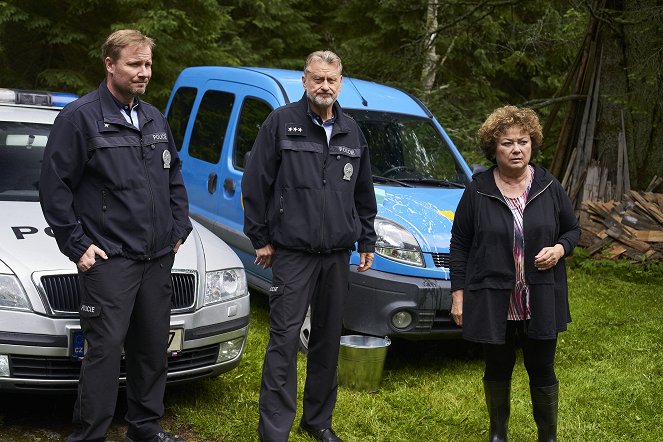 Policie Modrava - Žena se širokým srdcem - Photos - Matěj Dadák, Jan Monczka, Jana Boušková