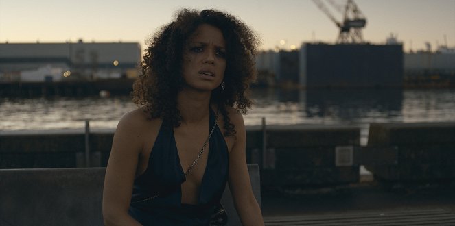 Surface - It Comes in Waves - De la película - Gugu Mbatha-Raw