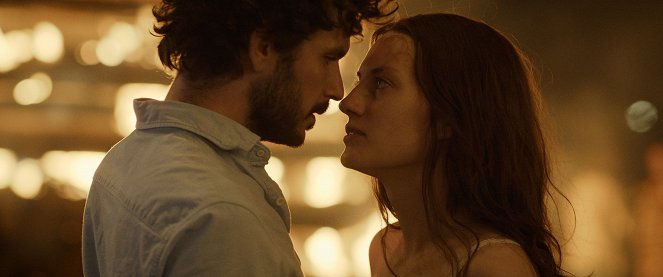 Światłonoc - Z filmu - Noël Czuczor, Natalia Germani