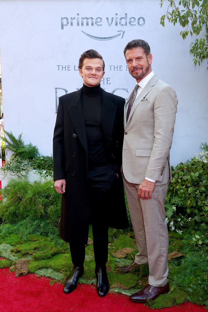 Taru sormusten herrasta: Mahtisormukset - Season 1 - Tapahtumista - "The Lord Of The Rings: The Rings Of Power" Los Angeles Red Carpet Premiere & Screening on August 15, 2022 in Los Angeles, California - Robert Aramayo, Lloyd Owen