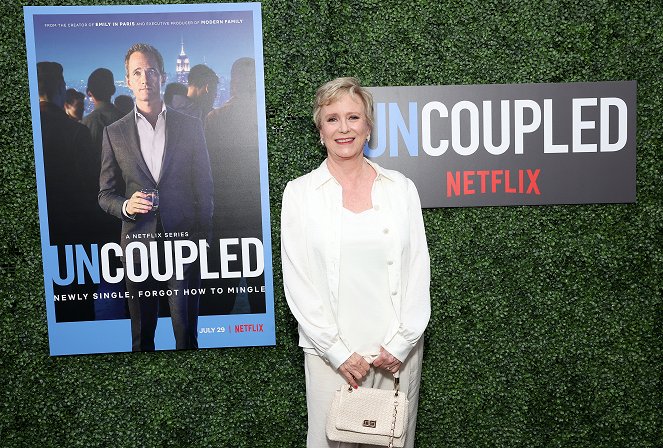 Singiel w Nowym Jorku - Season 1 - Z imprez - Premiere of Uncoupled S1 presented by Netflix at The Paris Theater on July 26, 2022 in New York City - Eve Plumb