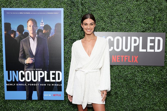 Singiel w Nowym Jorku - Season 1 - Z imprez - Premiere of Uncoupled S1 presented by Netflix at The Paris Theater on July 26, 2022 in New York City - Mariah Strongin
