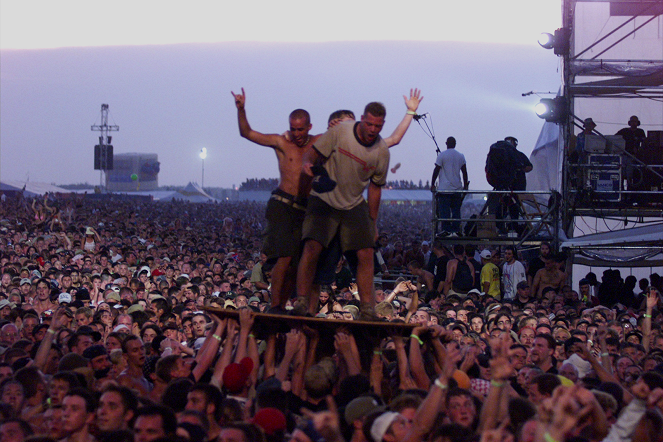 Totalna katastrofa: Woodstock ’99 - Benzyna. Zapałka. Bum! - Z filmu