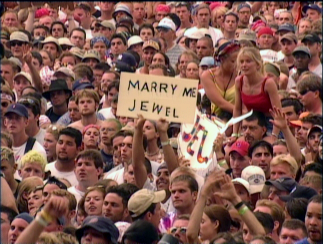 Totalna katastrofa: Woodstock ’99 - W latach 90. zadymy nie powstrzymasz - Z filmu