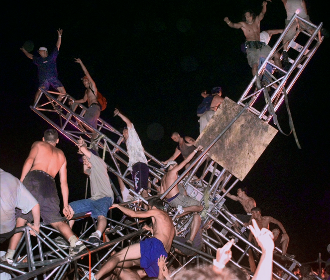 Mönkään meni: Woodstock 99 - Ei mellakkaa voi lopettaa 90-luvulla - Kuvat elokuvasta