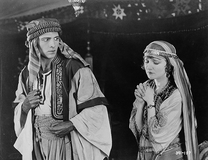 Šejk - Z filmu - Rudolph Valentino, Agnes Ayres