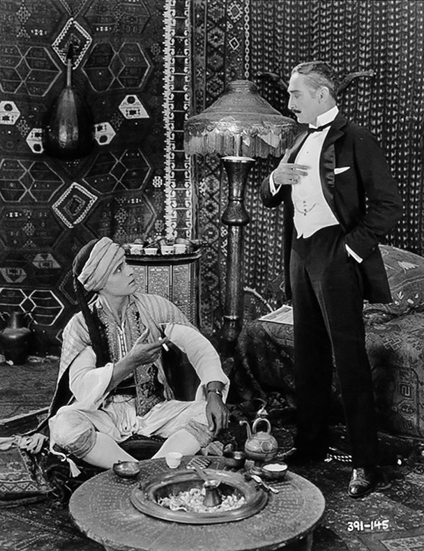 Der Scheich - Filmfotos - Rudolph Valentino, Adolphe Menjou