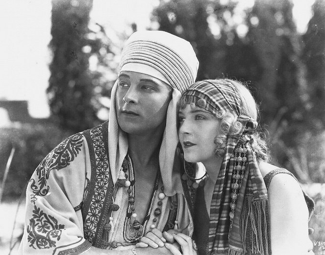 The Son of the Sheik - Z filmu - Rudolph Valentino, Vilma Bánky