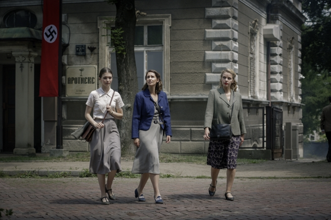 Wojenne dziewczyny - Season 5 - Episode 1 - De la película - Maja Szopa, Aleksandra Pisula, Vanessa Aleksander