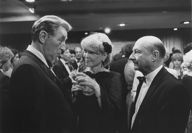 Der Ambassador - Filmfotos - Robert Mitchum, Ellen Burstyn, Donald Pleasence