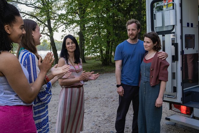 Malibu - Camping für Anfänger - Filmfotók - Joy Ewulu, Julia Buchmann, Luka Omoto, Tom Radisch, Nina Diedrich