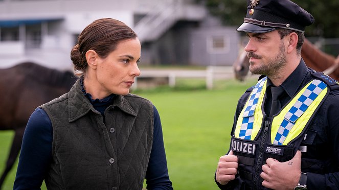 Policie Hamburk - Série 17 - Rivalové na závodní dráze - Z filmu