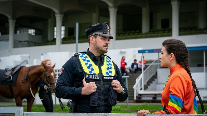 Policie Hamburk - Série 17 - Rivalové na závodní dráze - Z filmu