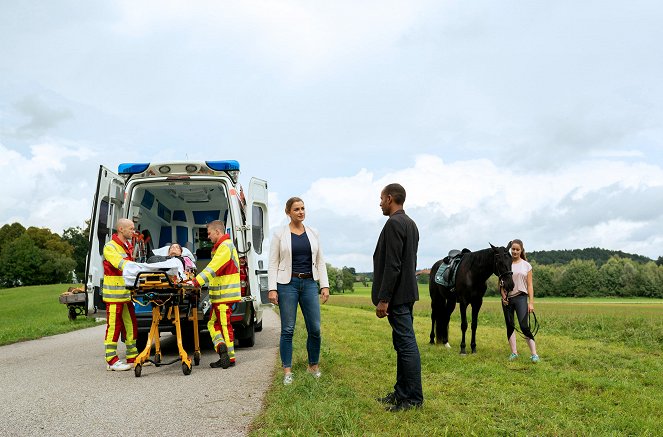 Rejtélyek az Alpokban - Season 3 - Az utolsó lovaglás - Filmfotók - Ines Lutz, Peter Marton, Julia Steingaß