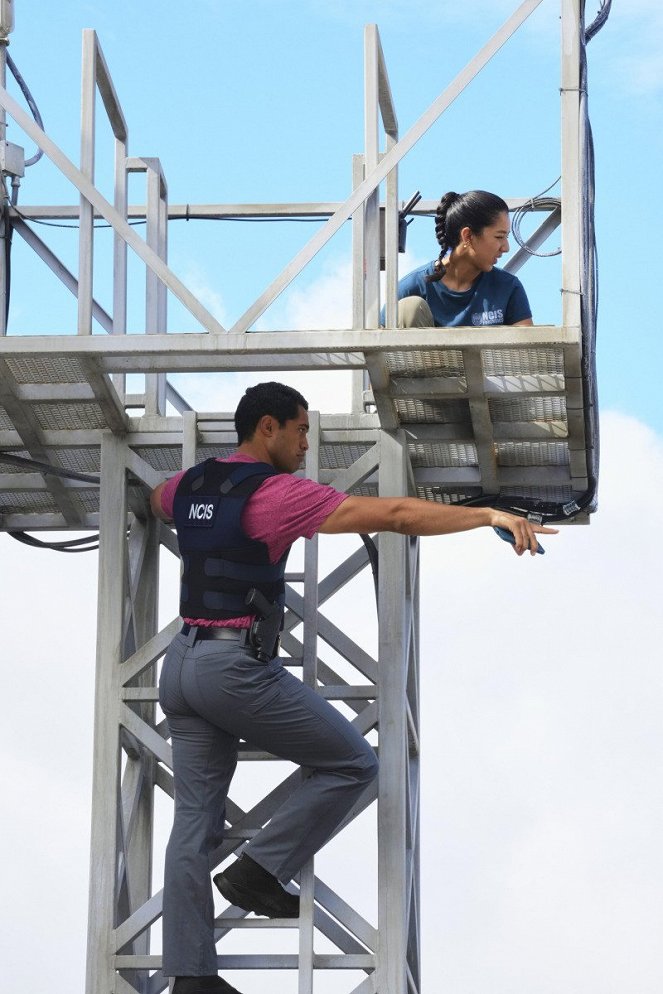 NCIS: Hawai'i - Season 2 - Prisoners' Dilemma - Photos - Alex Tarrant, Cher Alvarez