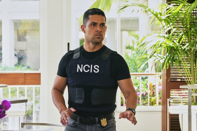 NCIS: Hawai'i - Season 2 - Prisoners' Dilemma - Van film - Wilmer Valderrama