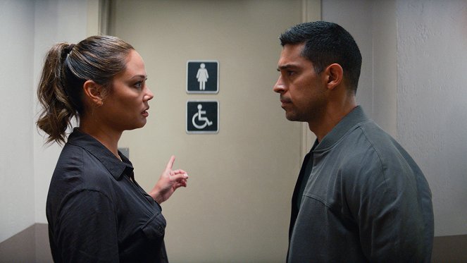 NCIS: Hawai'i - Season 2 - Prisoners' Dilemma - Van film - Vanessa Lachey, Wilmer Valderrama