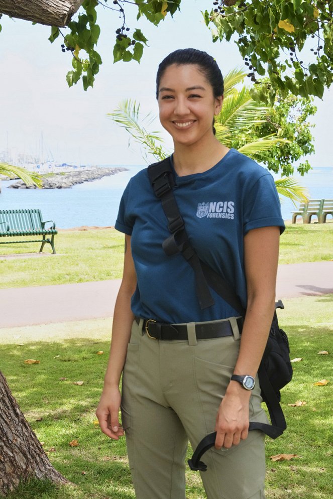 NCIS: Hawai'i - Prisoners' Dilemma - Van de set - Cher Alvarez