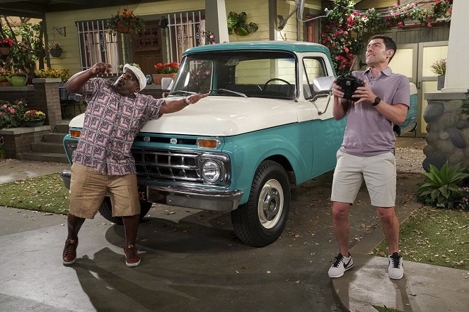 The Neighborhood - Season 2 - Welcome to Co-Habitation - Photos