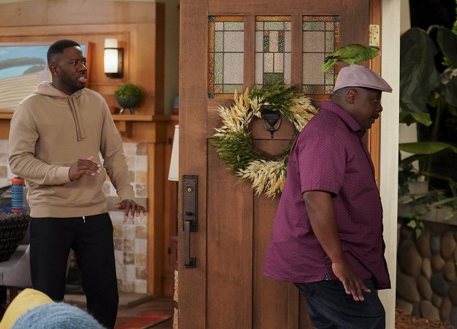 The Neighborhood - Season 2 - Welcome to the Wagon - Photos