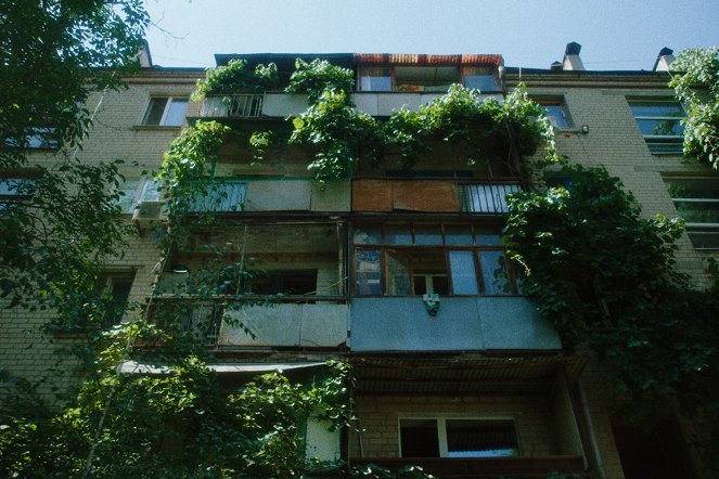 Enter Through the Balcony - Filmfotos