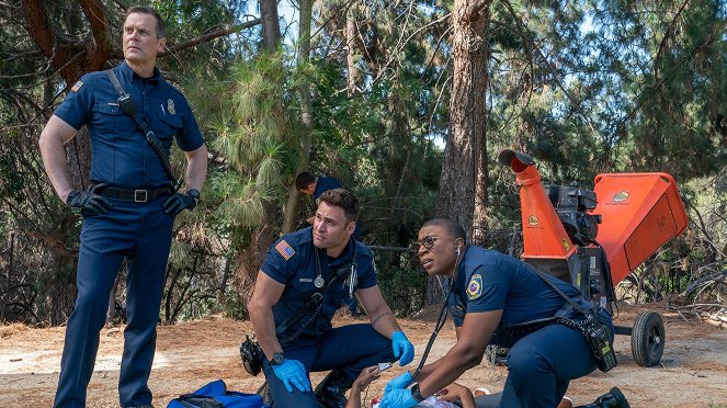 911 L.A. - Season 6 - Let the Games Begin - Filmfotók - Peter Krause, Ryan Guzman, Aisha Hinds