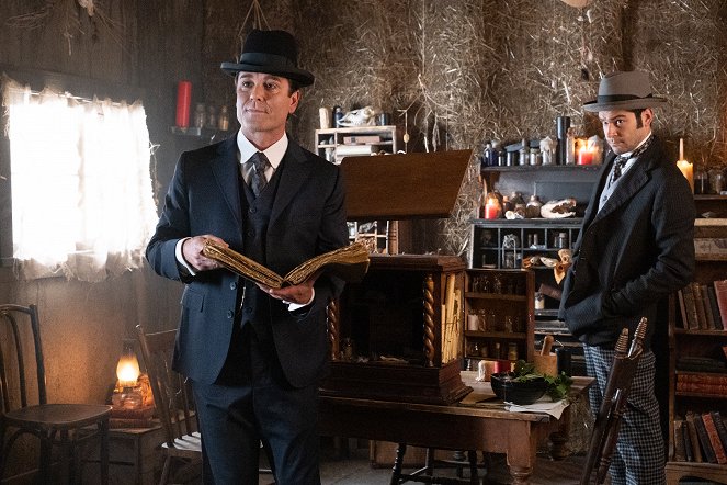 Murdoch Mysteries - The Witches of East York - Photos - Yannick Bisson, Daniel Maslany
