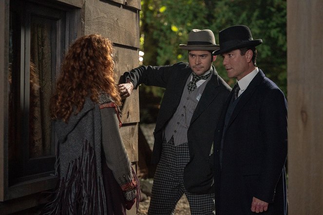 Murdoch Mysteries - The Witches of East York - Photos - Daniel Maslany, Yannick Bisson