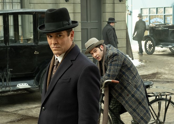 Murdoch Mysteries - Pay the Piper - Photos - Yannick Bisson, Daniel Maslany