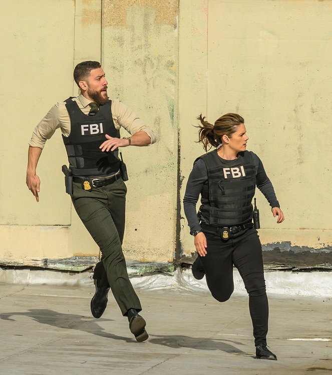 FBI: Special Crime Unit - Fire and Rain - Photos - Zeeko Zaki, Missy Peregrym