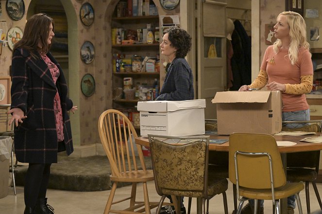 The Conners - Season 5 - Scenes from Two Marriages: The Parrot Doth Protest Too Much - Z filmu - Emma Kenney, Sara Gilbert, Alicia Goranson