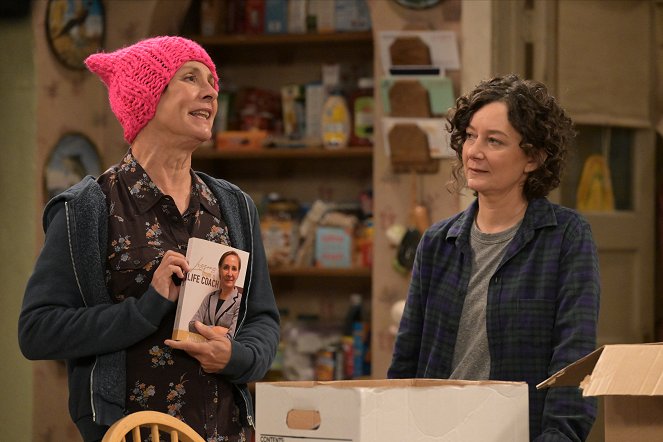 The Conners - Season 5 - Scenes from Two Marriages: The Parrot Doth Protest Too Much - Kuvat elokuvasta - Laurie Metcalf, Sara Gilbert