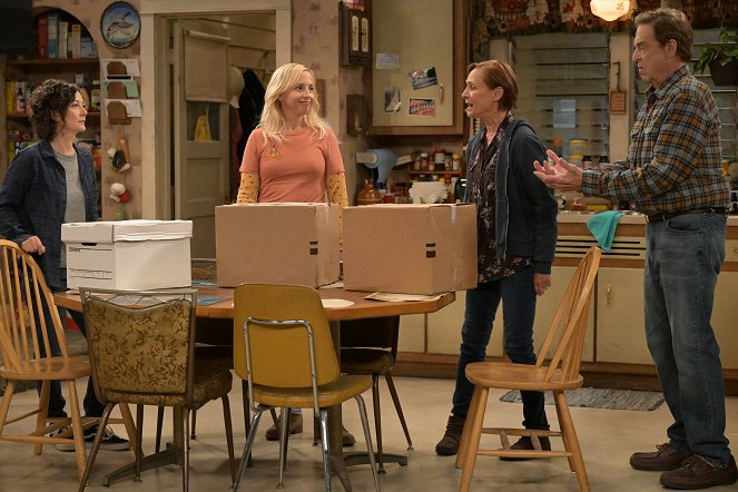 The Conners - Season 5 - Scenes from Two Marriages: The Parrot Doth Protest Too Much - Photos - Sara Gilbert, Alicia Goranson, Laurie Metcalf, John Goodman