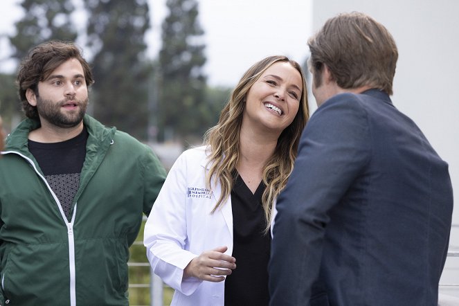 Grey's Anatomy - Season 19 - Everything Has Changed - Photos - Jake Borelli, Camilla Luddington