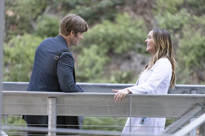 Grey's Anatomy - Season 19 - Everything Has Changed - Photos - Chris Carmack, Camilla Luddington