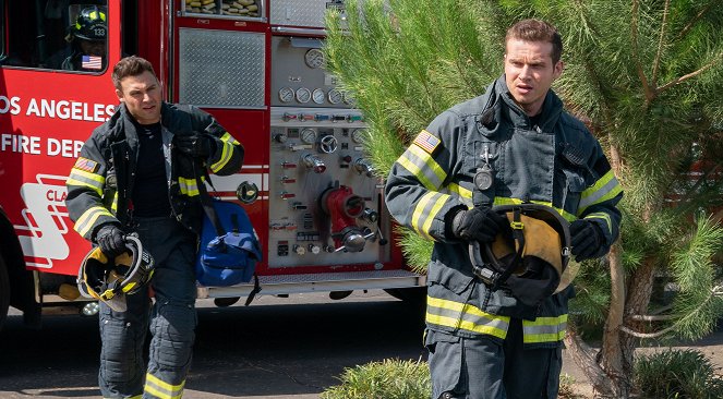 911 L.A. - Season 6 - Crash & Learn - Filmfotók - Ryan Guzman, Oliver Stark