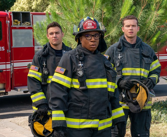 911 L.A. - Season 6 - Crash & Learn - Filmfotók - Ryan Guzman, Aisha Hinds, Oliver Stark