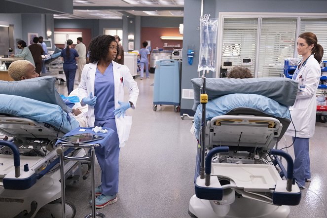 Grey's Anatomy - Season 19 - Wasn't Expecting That - Photos - Alexis Floyd, Adelaide Kane