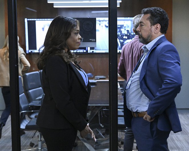 The Rookie: Feds - Day One - Photos - Niecy Nash, Felix Solis